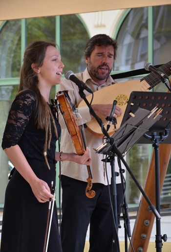 Loutna a housle se představují